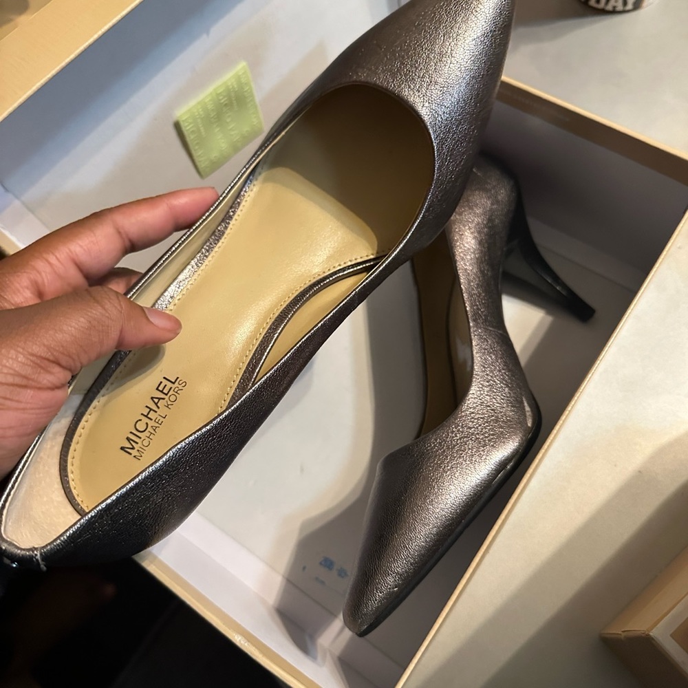 Michael Kors mid pump